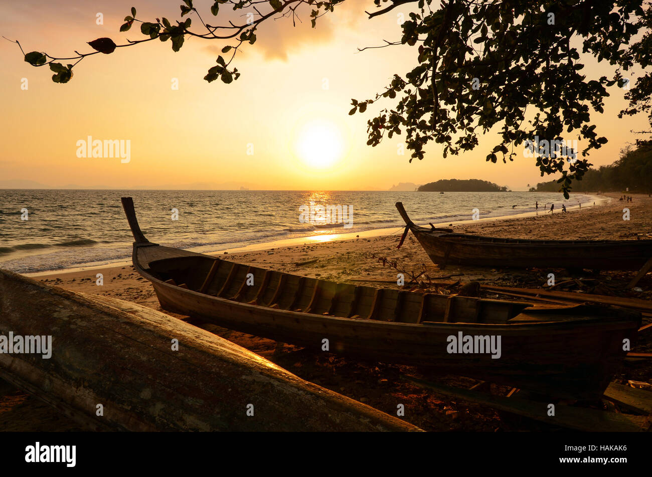 Los atardeceres de verano en el mar de Andaman, provincia de Krabi, en el sur de Tailandia. Foto de stock