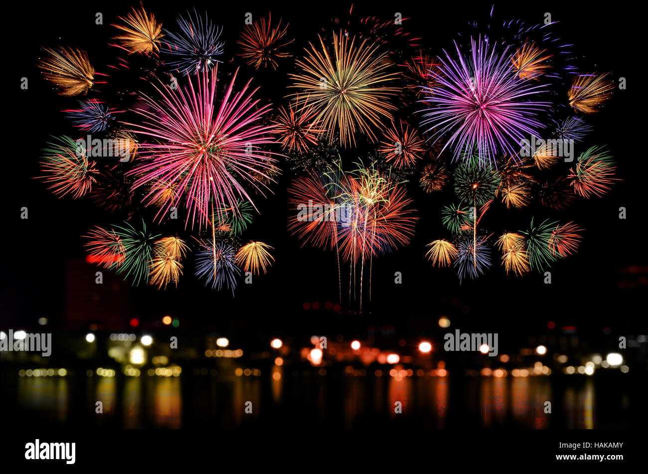 Colorida fiesta de fuegos artificiales sobre el oscuro fondo del cielo nocturno. Hermoso espectáculo de fuegos artificiales sobre el claro cielo de la noche. Foto de stock