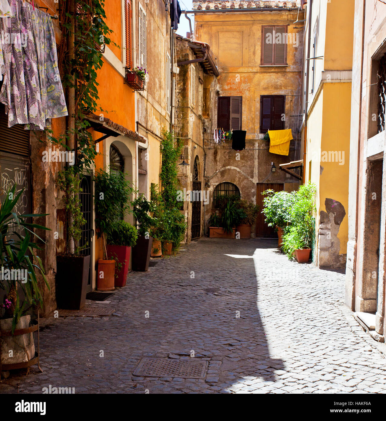 Un Callejon En El Trastevere En Roma Este Es Un Hermoso Barrio Cruzando El Tiber De Muchas De Las Atracciones Turisticas Fotografia De Stock Alamy