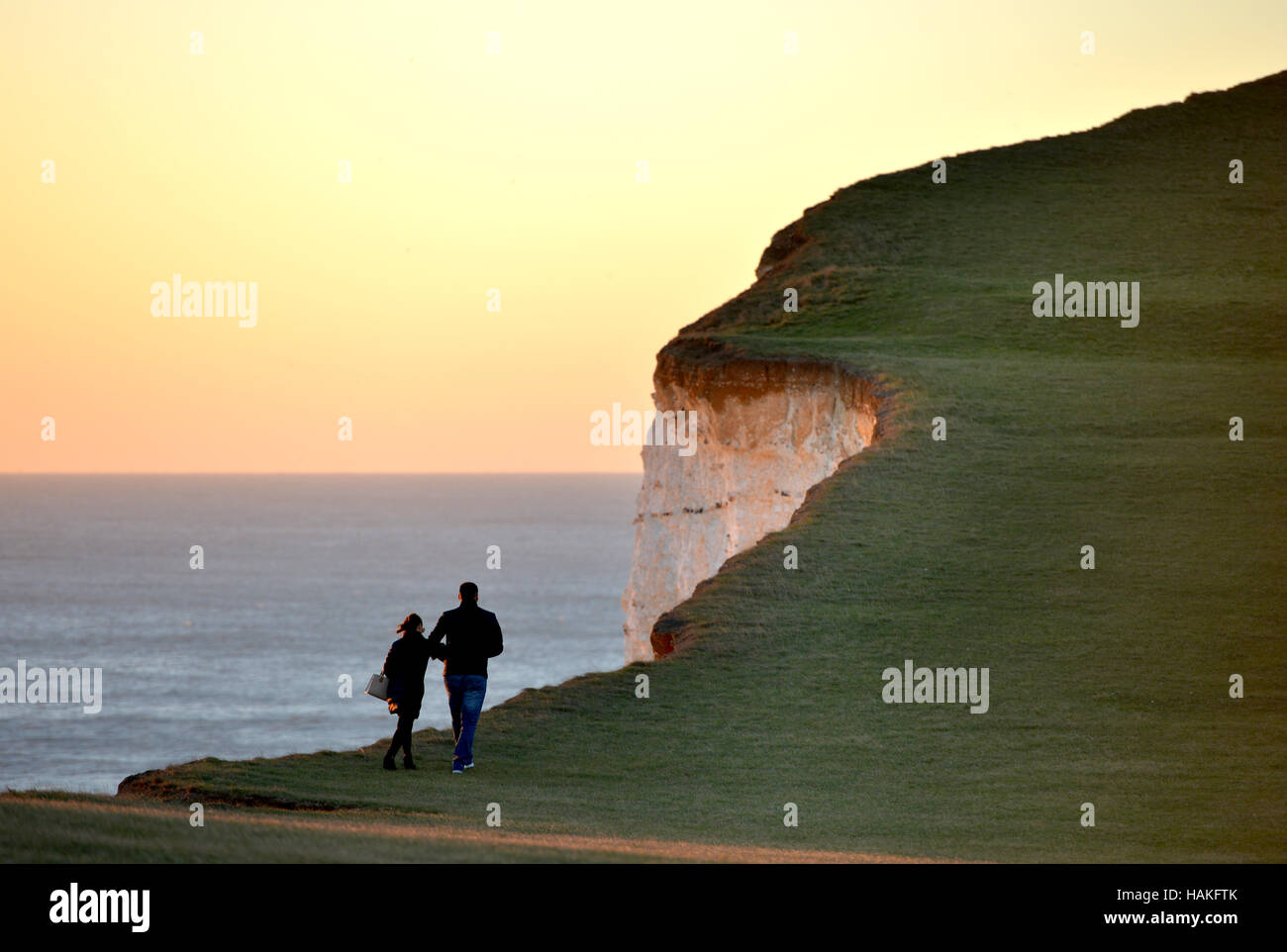 Par caminando cerca del borde del acantilado de Beachy Head, el famoso spot de suicidio en East Sussex. Foto de stock
