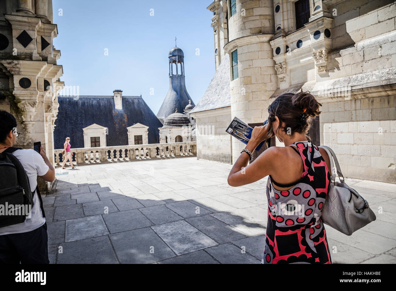 Los turistas haciendo fotos no identificados cerca del Castillo Chambord Foto de stock