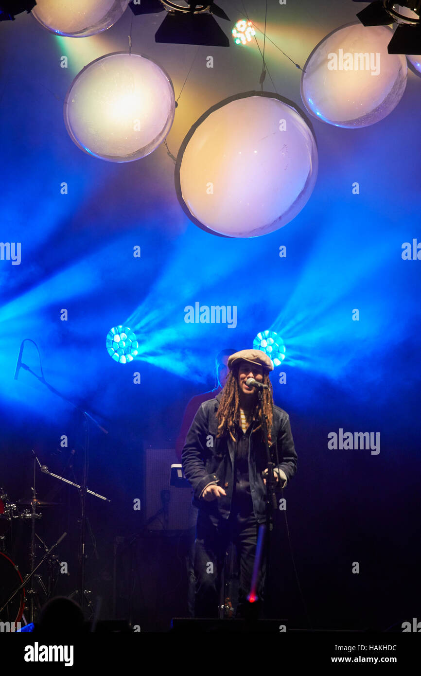 Manchester cantante JP Cooper cantante de la banda en vivo en el escenario Happy Island Records natal gig famosa celebridad famosa figura pública star notori Foto de stock