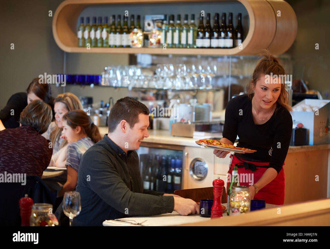 Pizza Express restaurante interior comida italiana camarera camarero sirviendo clientes felices