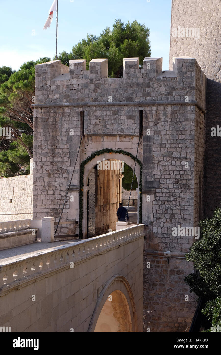 Puerta Ploce una de las puertas de entrada a la antigua ciudad amurallada de Dubrovnik, en Croacia el 30 de noviembre de 2015. Foto de stock
