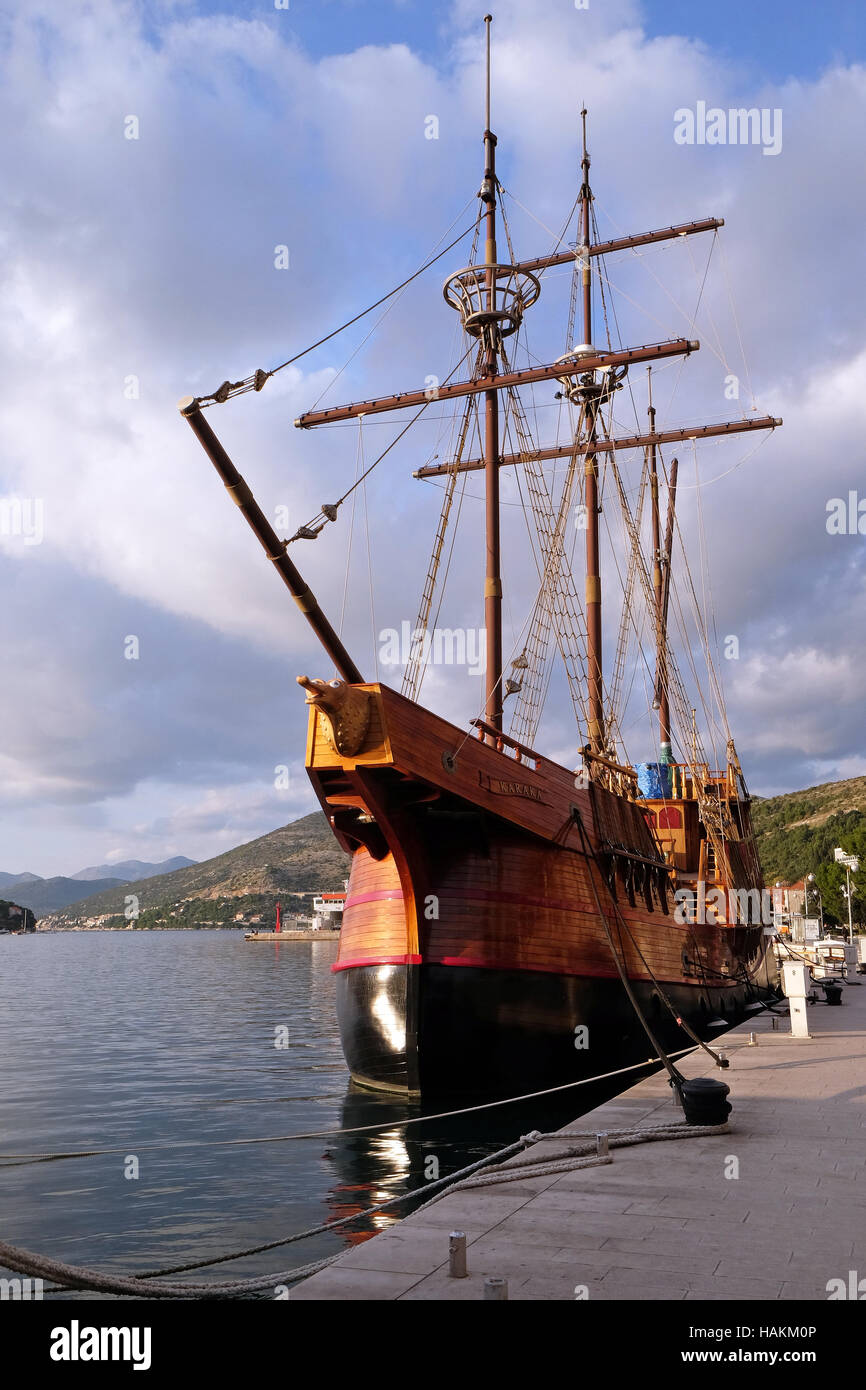 Velero Karaka motor en el puerto de Dubrovnik, Croacia Foto de stock
