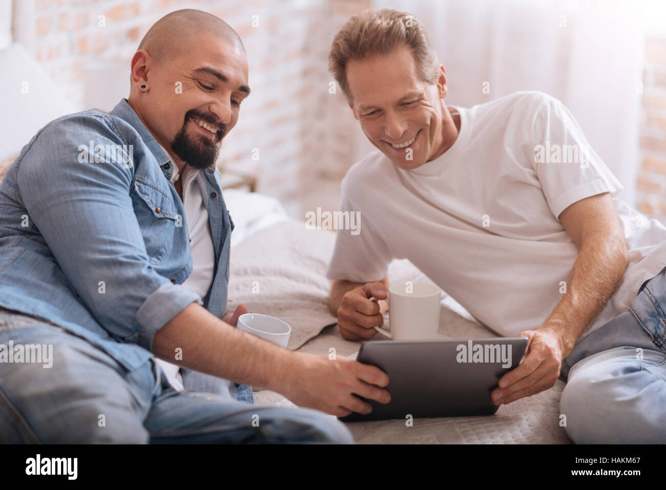 Happy gay couple lying on fotografías e imágenes de alta resolución - Alamy Happy gay couple lying on fotografías e imágenes de alta resolución - Alamy