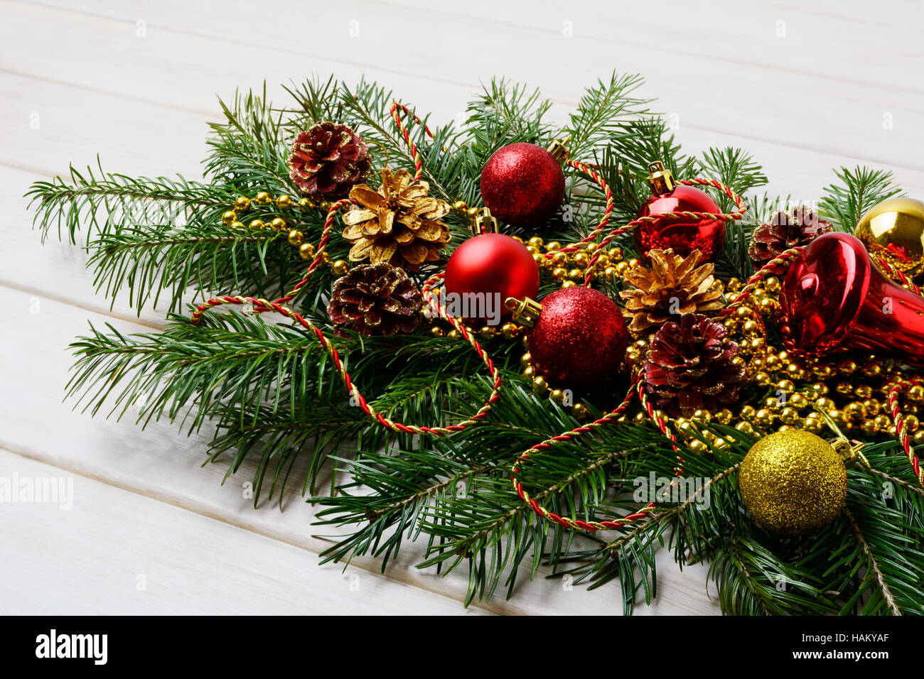 Swag de Navidad con adornos de color rojo, bolas de oro y los conos de pino.  Navidad mesa de centro con decoración dorada Fotografía de stock - Alamy