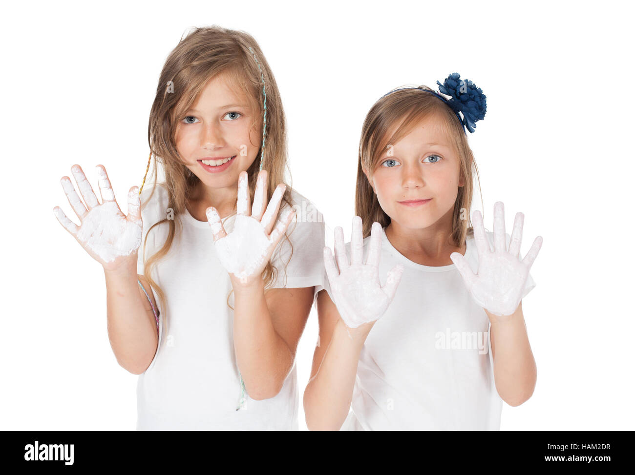 Chicas - Hermanas muestran pintados de blanco las manos, con las palmas. La  diversión, la creatividad, la pintura Fotografía de stock - Alamy