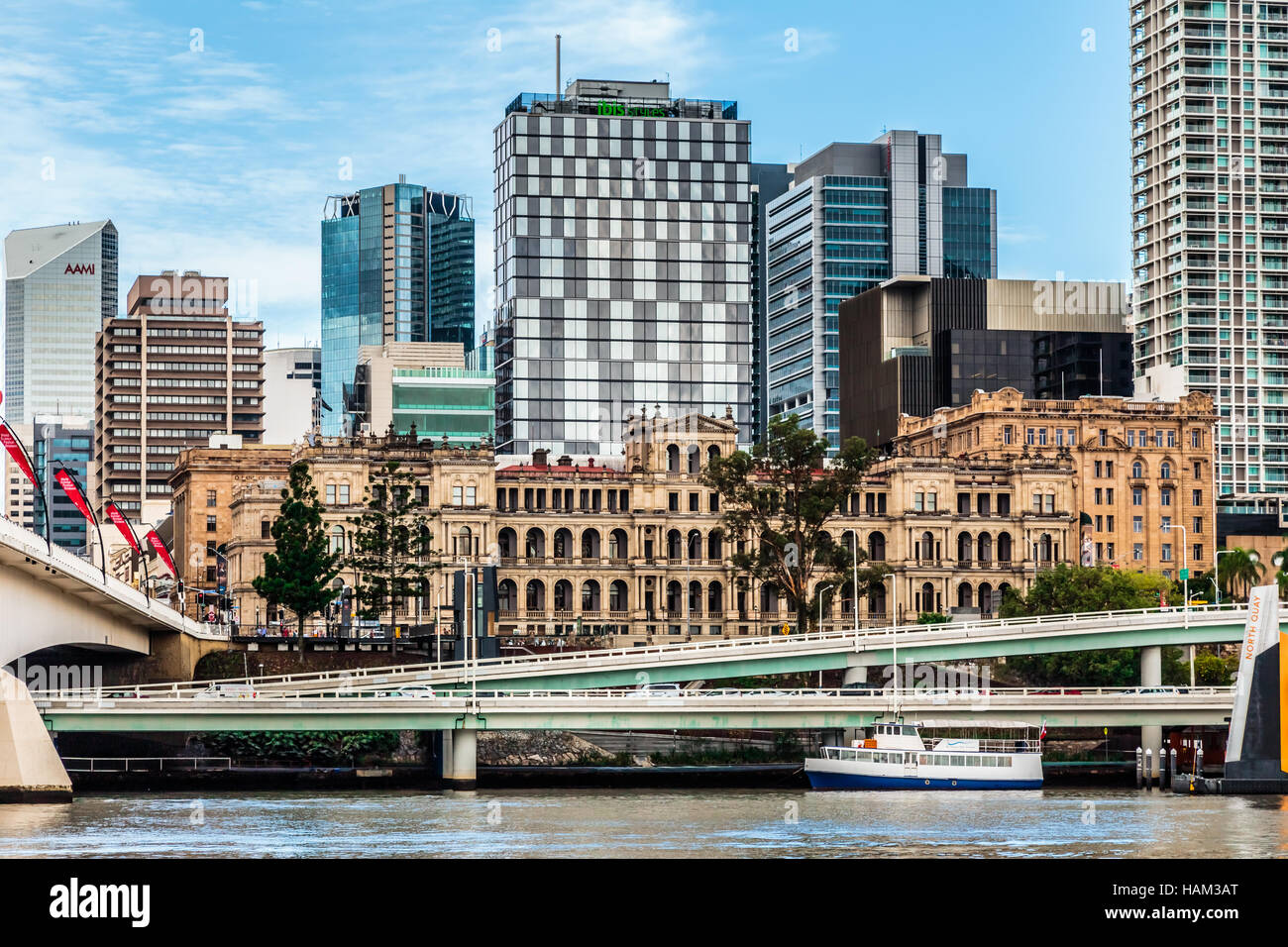 Edificio del tesoro, Brisbane, visto desde el río. Foto de stock
