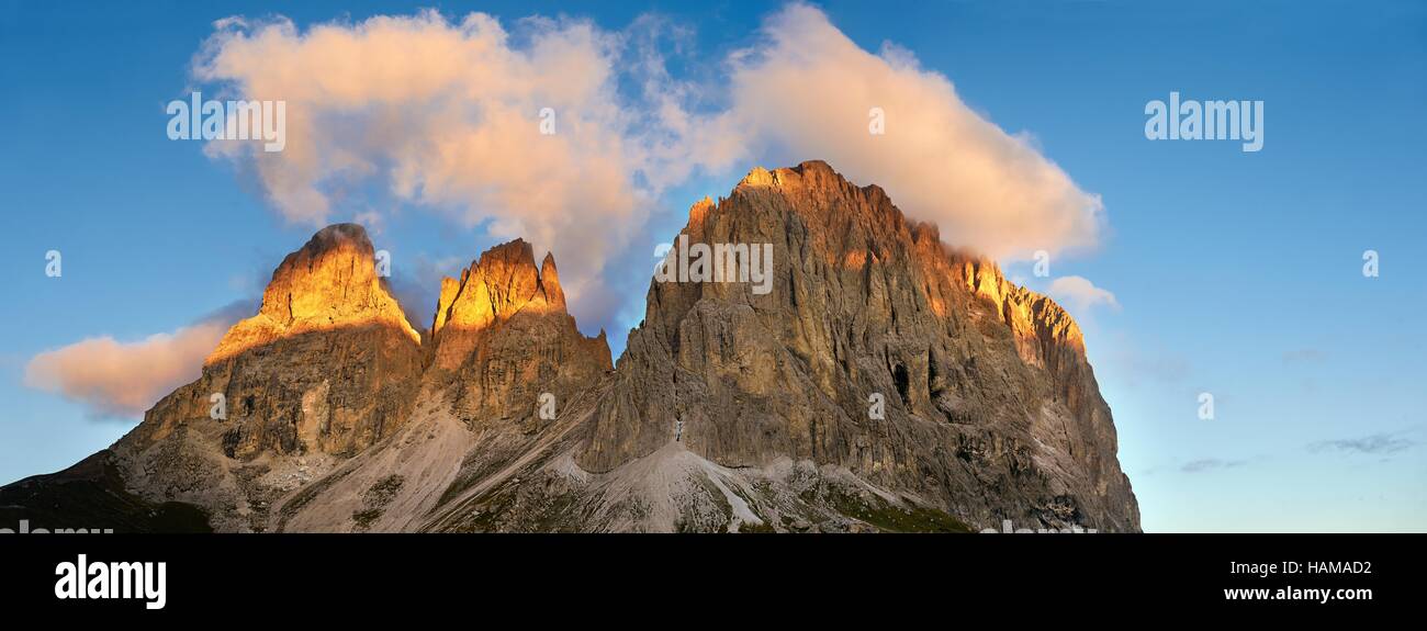 Cordillera sassolungo langkofel group, al atardecer, dolomitas, Trentino, Italia Foto de stock