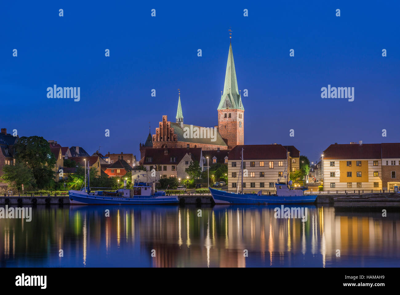 Ciudad de noche con San Olai Iglesia de Öresund en Helsingør, Región capital de Dinamarca Foto de stock