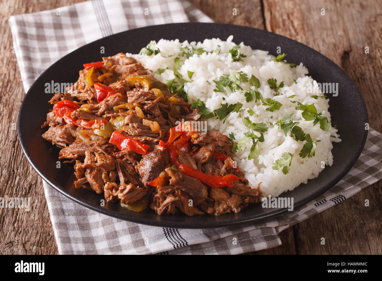 La comida mexicana ropa vieja: estofado de carne en salsa de tomate con  guarnición de arroz y verduras en una placa cerca. Horizontal Fotografía de  stock - Alamy