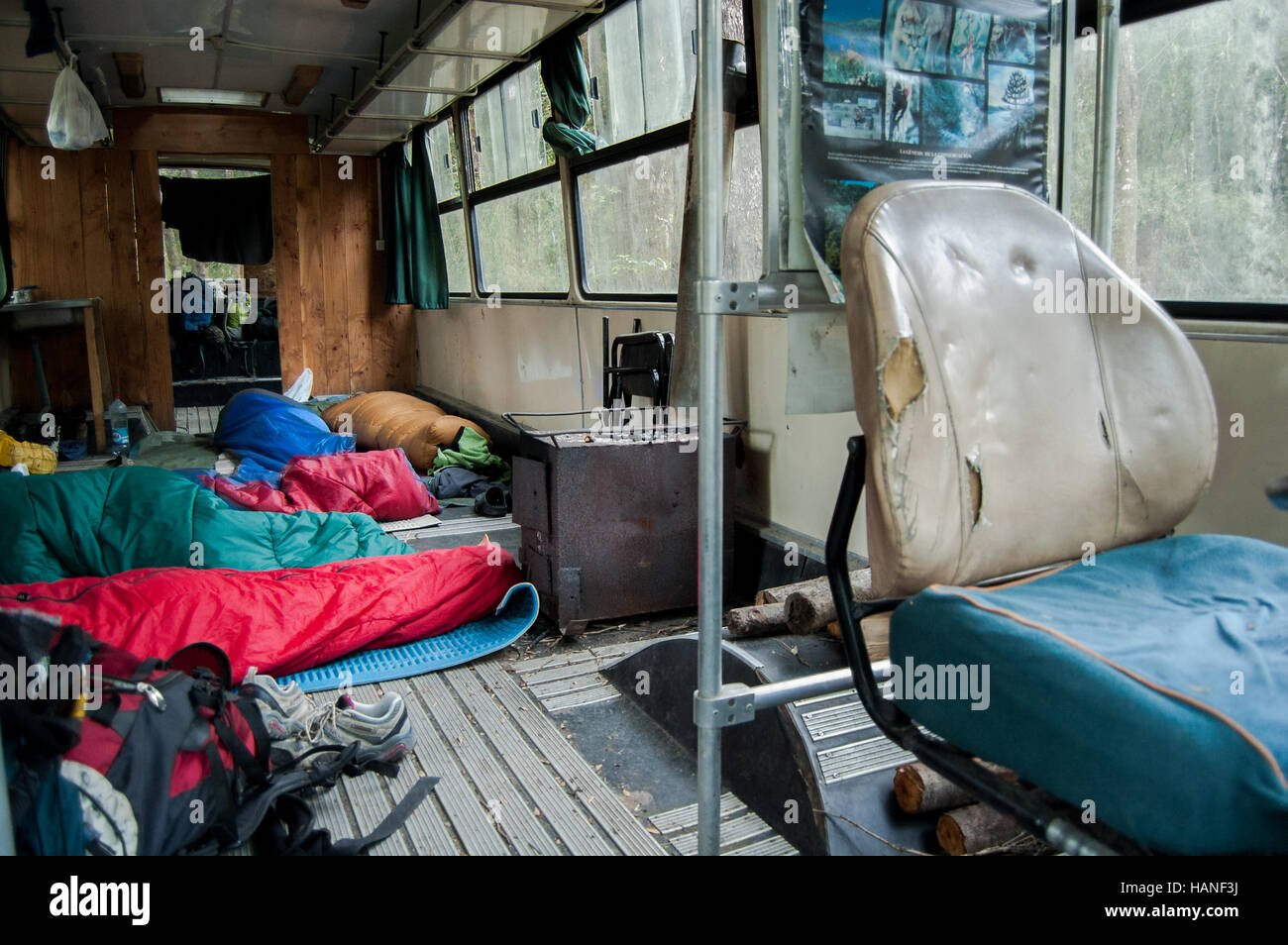 Un grupo de viajeros dormir dentro de un autobús transformado en un hostal Foto de stock