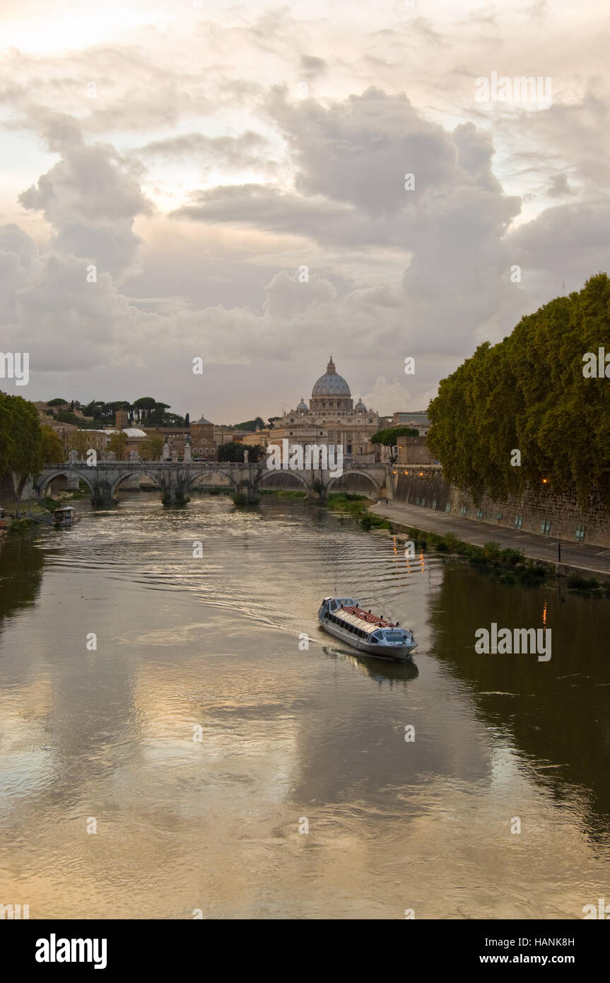 Desde el puente en frente del palacio de justicia en Roma hay una bonita vista del río Tiber y la cúpula de la Basílica de San Pedro Foto de stock