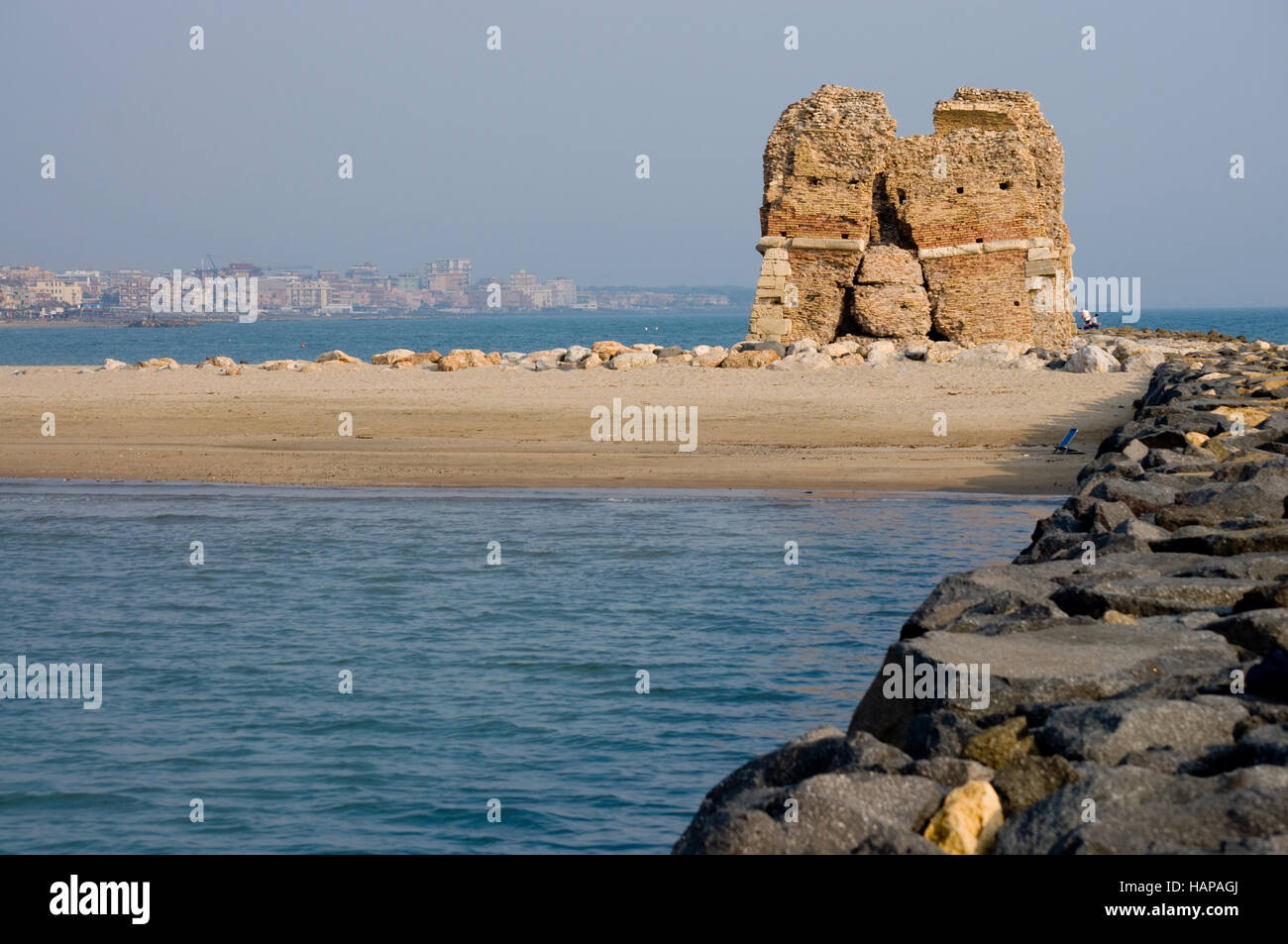 En la playa de Cerveteri, cerca de Roma, se encuentra una antigua torre en ruinas Foto de stock