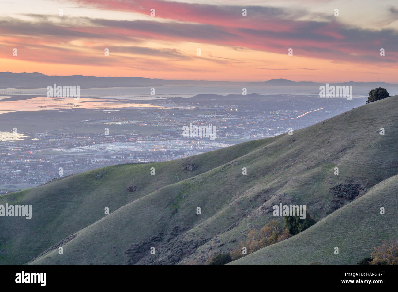 Silicon Valley y las colinas al atardecer. Monumento, Ed pico R. Levin County Park, Milpitas, California, USA. Foto de stock
