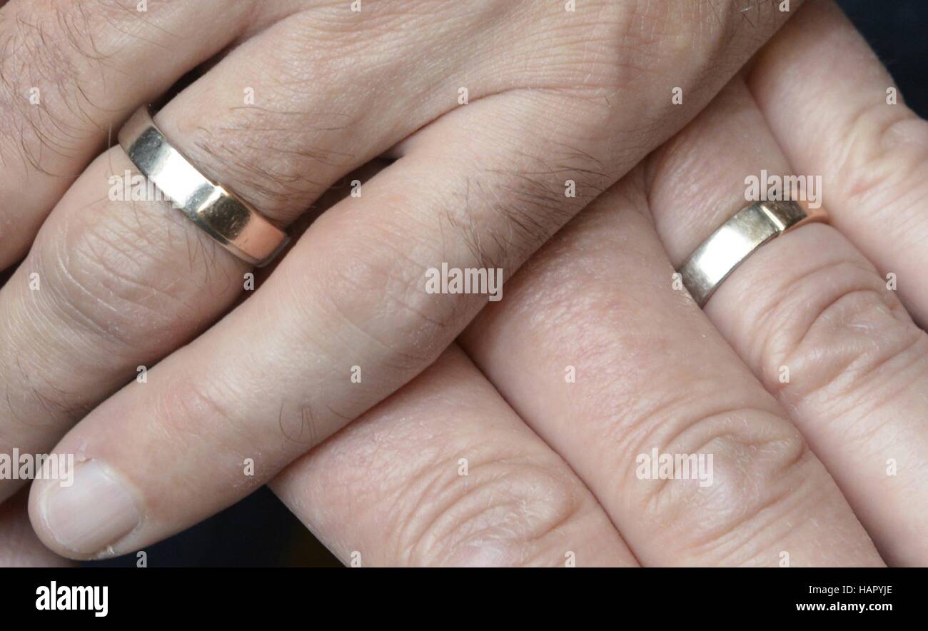 Dos hombres gay mantenga sus manos con anillos de boda, 14 de abril de  2016. Uso | en todo el mundo Fotografía de stock - Alamy