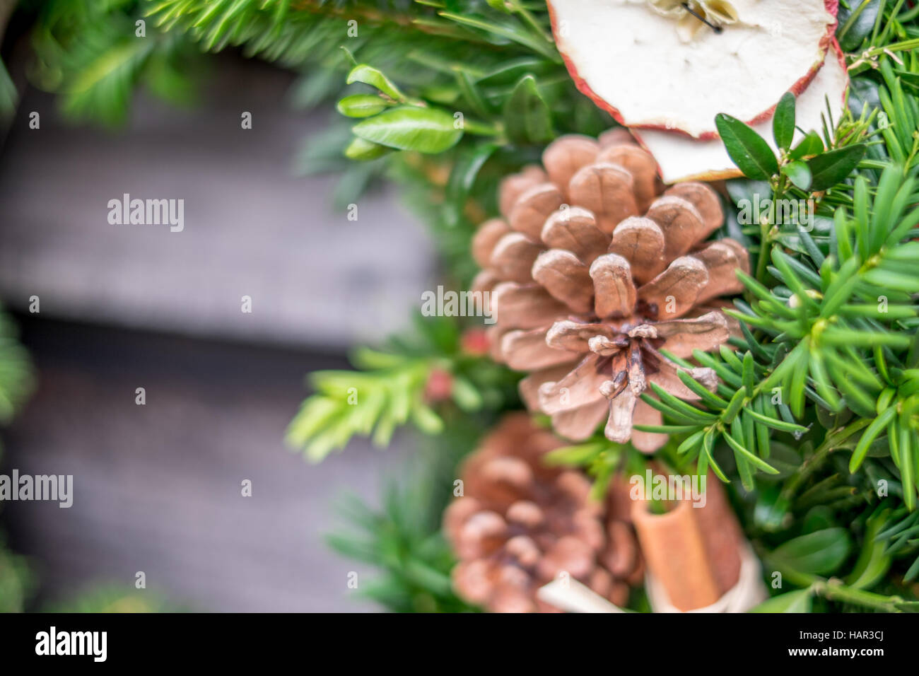 Corona de Navidad Rústica Madera verdor pine cone pinecone naranjas festiva decoración decoración felices vacaciones Foto de stock