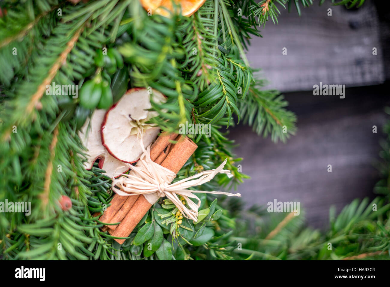 Corona de picea natural de Navidad con decoración seca, caña de pampas y  canela sobre fondo de madera Fotografía de stock - Alamy