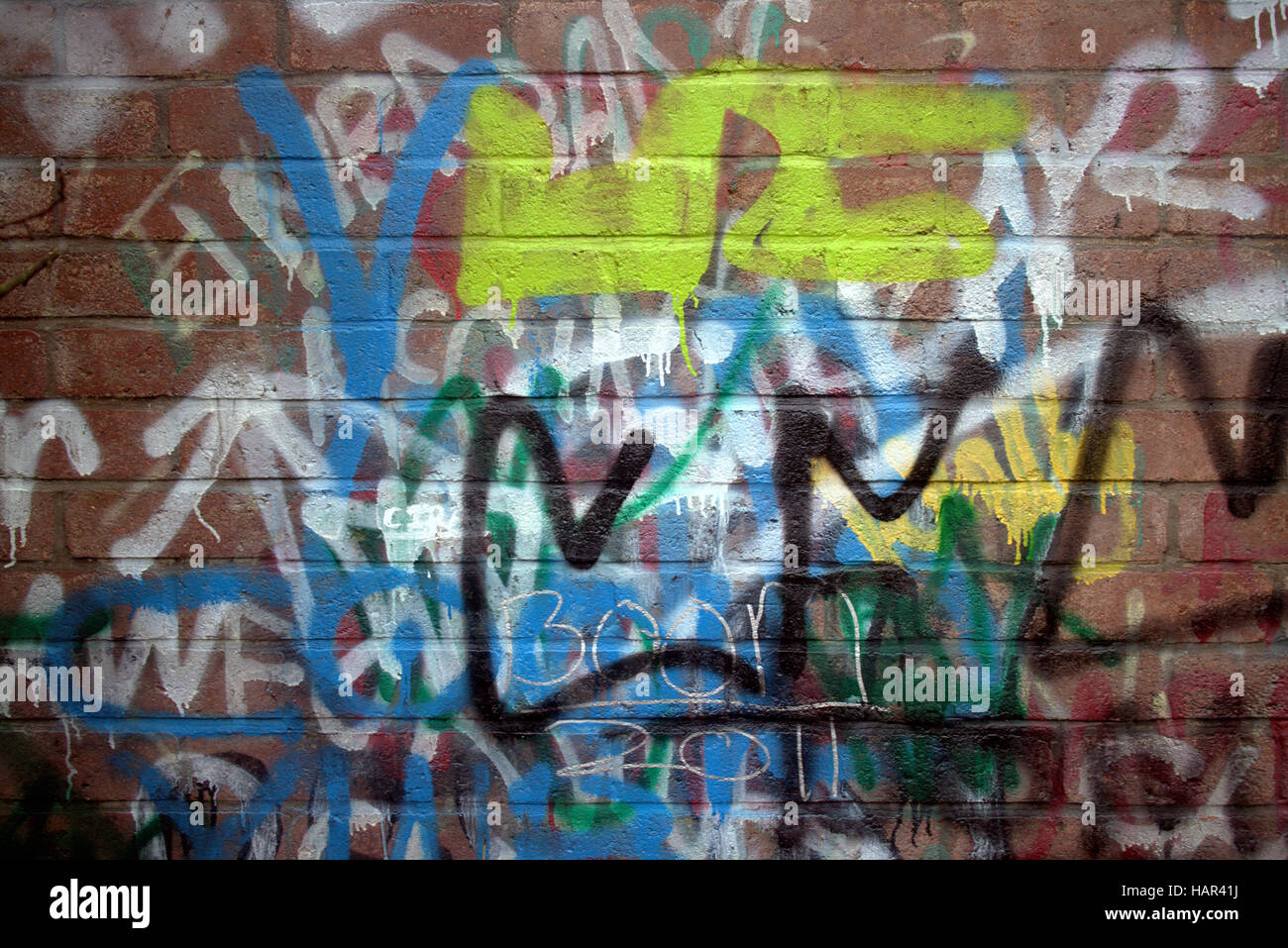 Graffiti en el muro pintado con spray coloquial en inglés Foto de stock