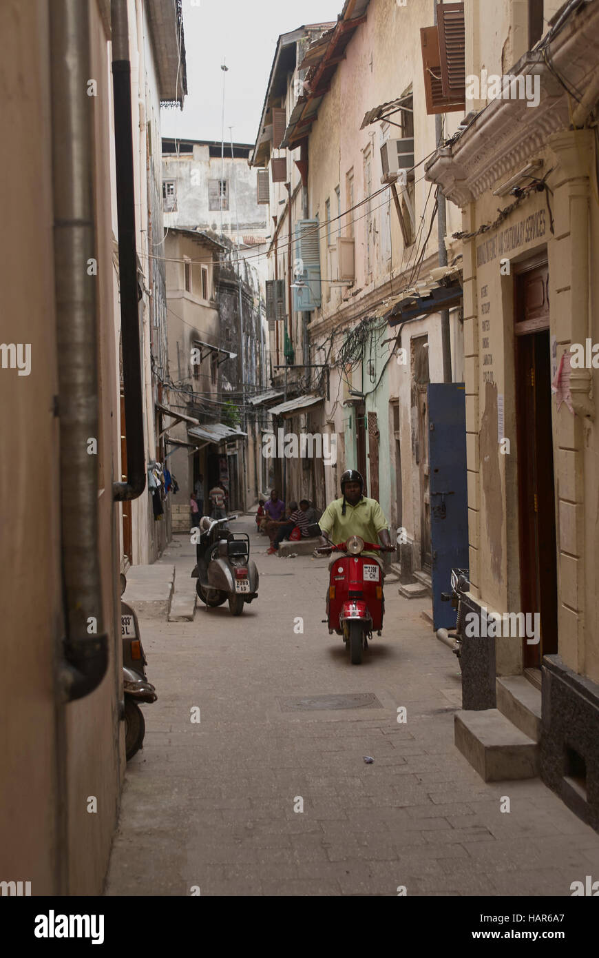 Calle típica vida en las estrechas calles de la antigua ciudad de piedra de Zanzíbar, Tanzania Foto de stock