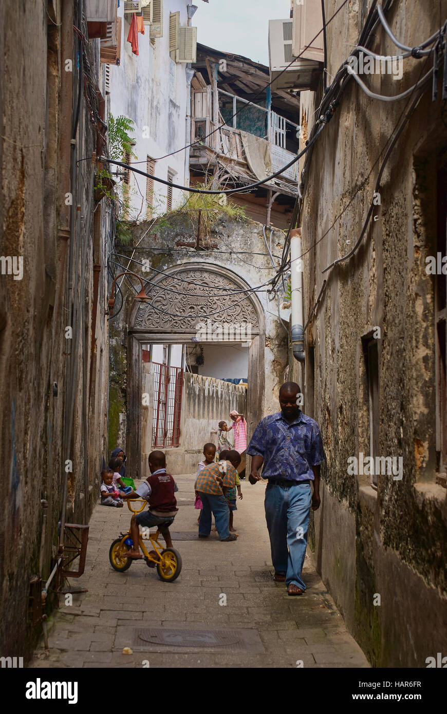 La vida en la calle, en la antigua ciudad de piedra de Zanzíbar, Tanzania Foto de stock