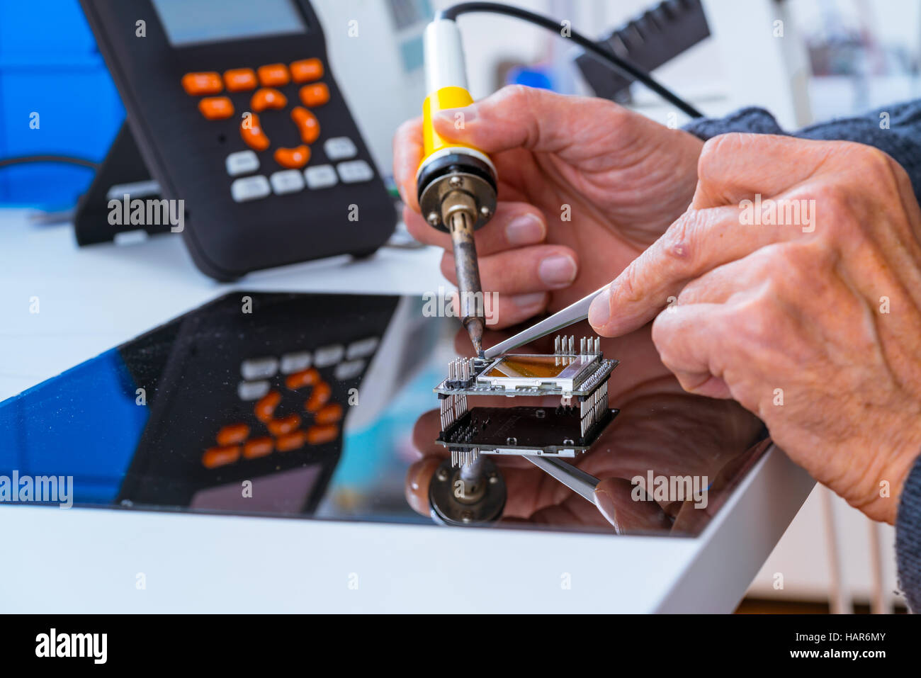 Ajuste de un robot industrial con un ordenador de control CNC Foto de stock