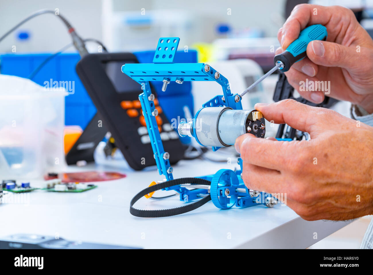 Ajuste de un robot industrial con un ordenador de control CNC Foto de stock