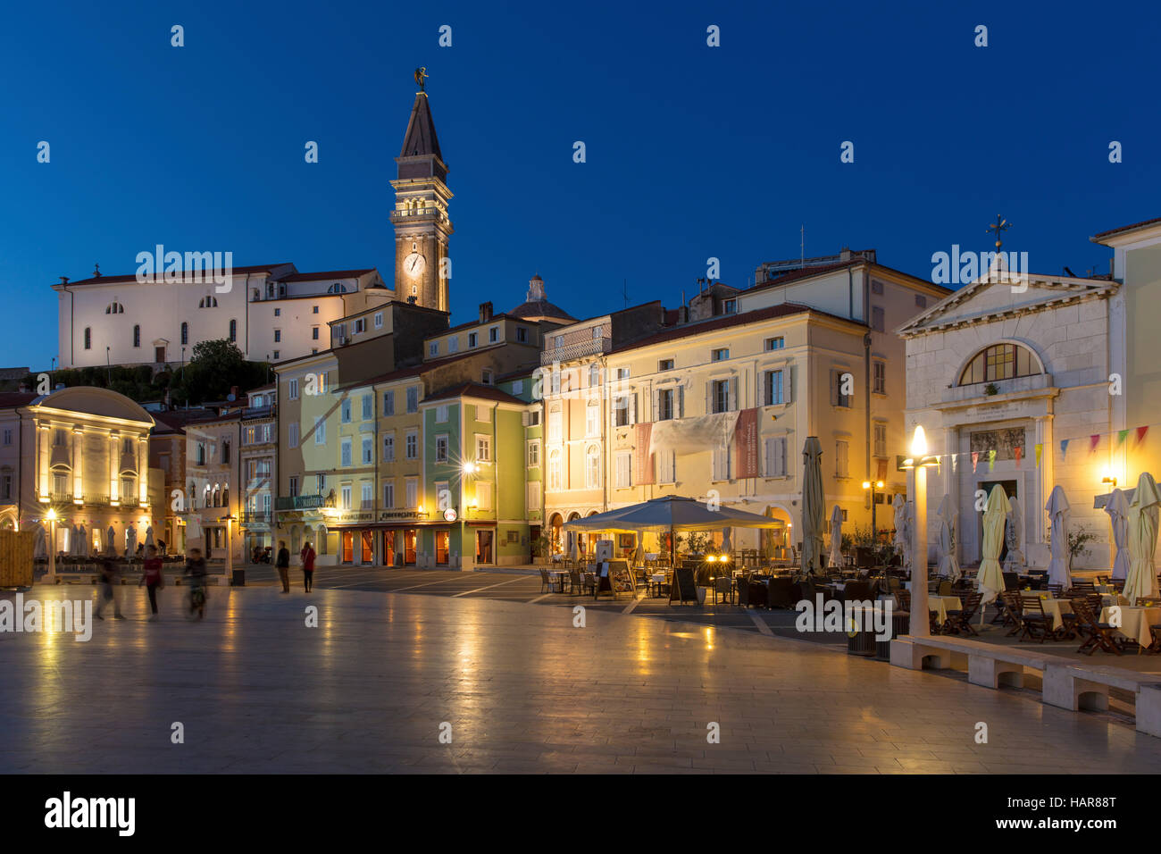 Twilight en St. George's, Iglesia Parroquial y el centro de la ciudad (Tartinijev trg), Piran, Eslovenia Primorska, Foto de stock