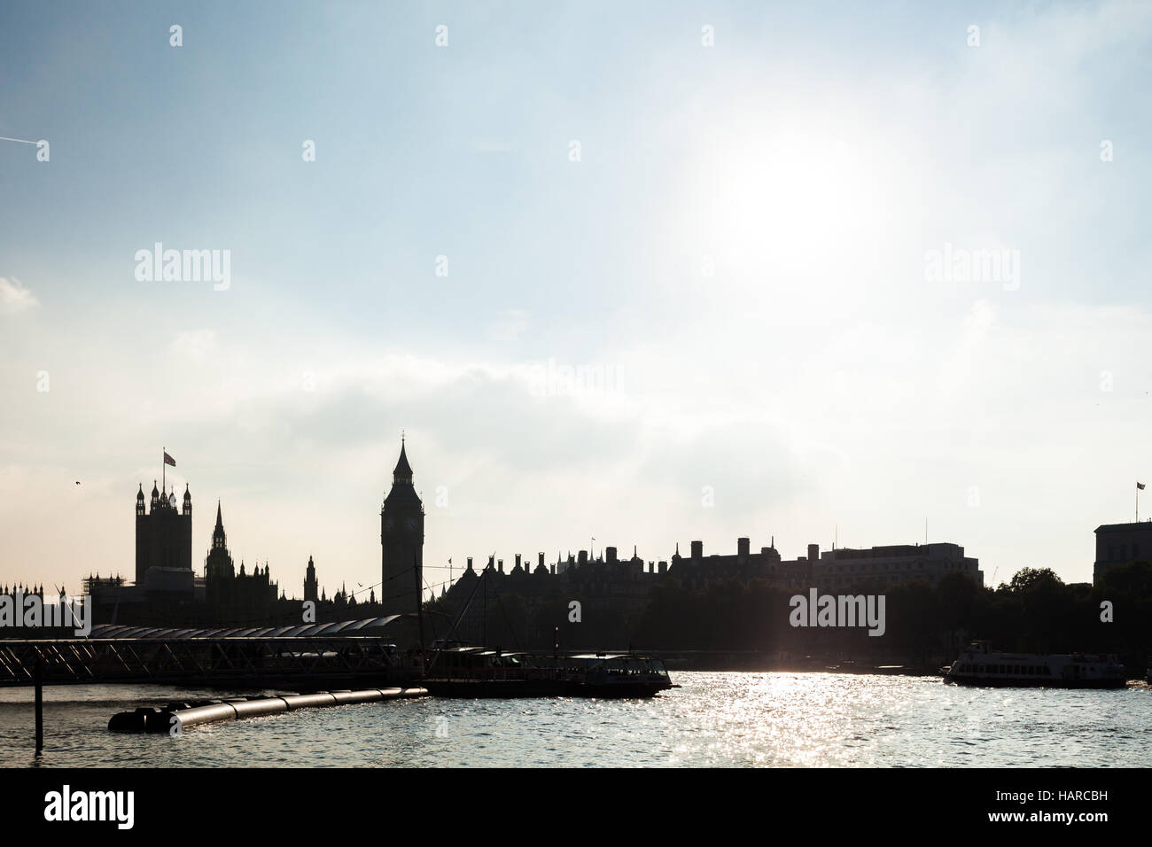 Panorama del horizonte de Londres el Big Ben, el Palacio de Westminster silueta y Thames River Foto de stock