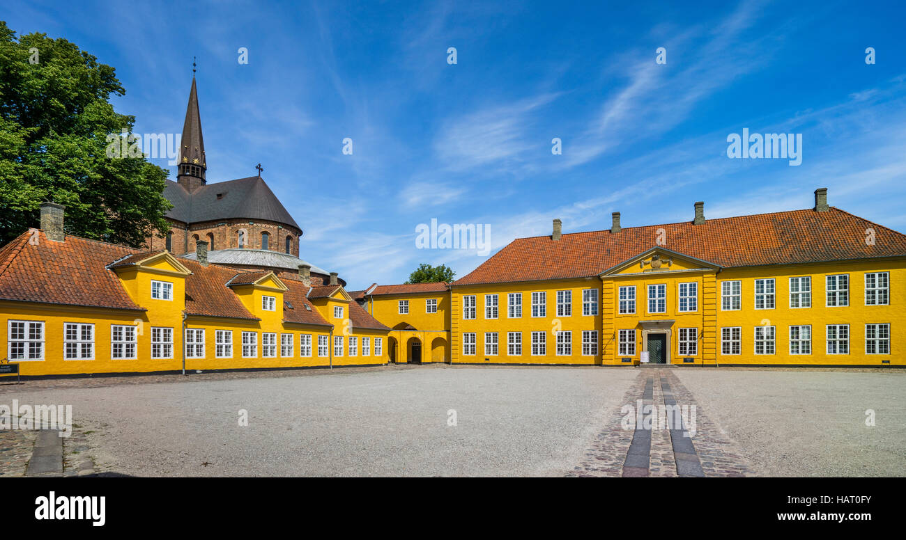 Dinamarca, Zelanda, Roskilde Palace, palacio de alas con Catedral Roskilde en el fondo Foto de stock