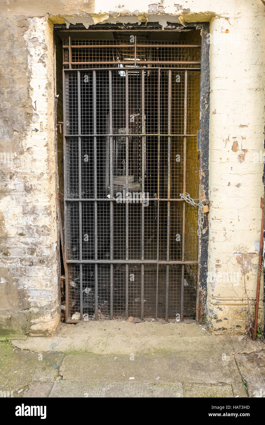 Antigua puerta de metal con barras. Tomada en una visita a Pettycoat lane, Esta entrada fue cerrado y abandonado. Foto de stock