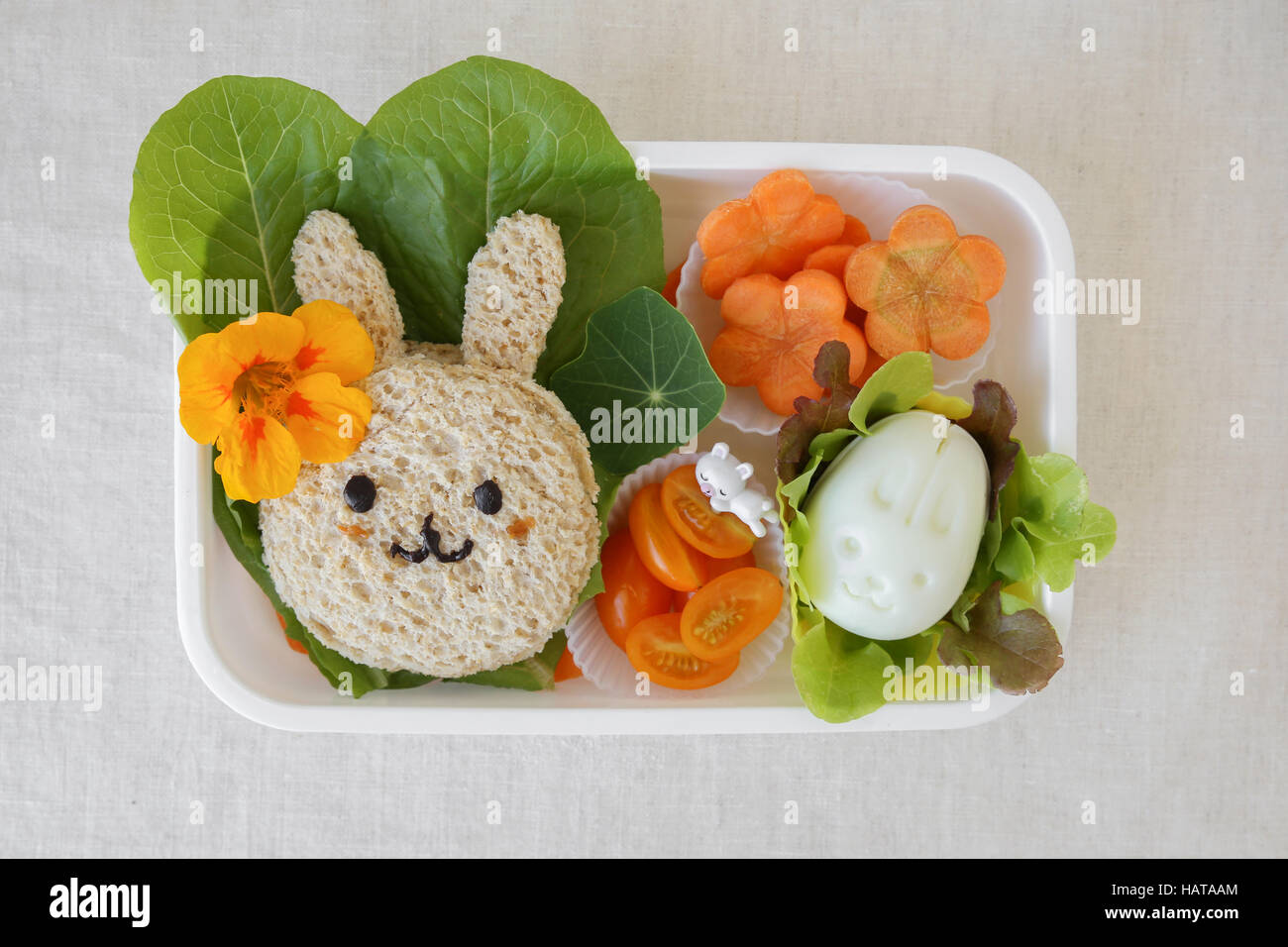 Conejito de Pascua almuerzo saludable, divertido arte de alimentos para  niños Fotografía de stock - Alamy