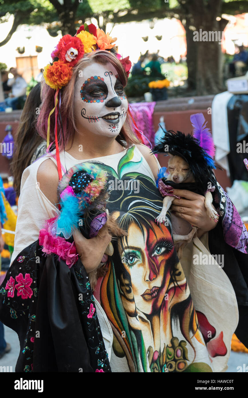 Disfraz de esqueleto de mujer mexico fotografías e imágenes de alta  resolución - Alamy