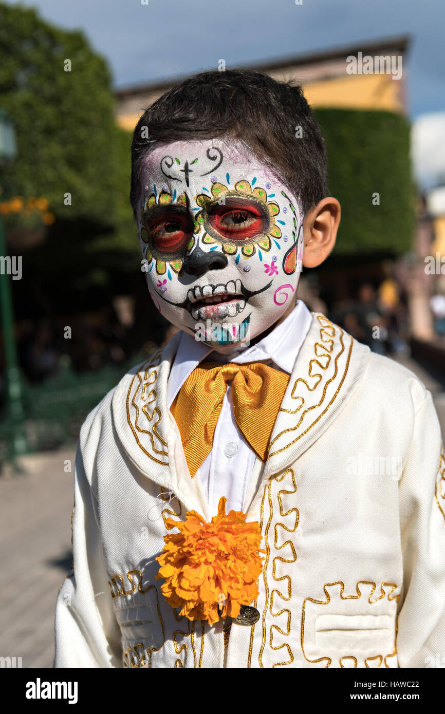 Disfraz de esqueleto chico mexico fotografías e imágenes de alta resolución  - Alamy