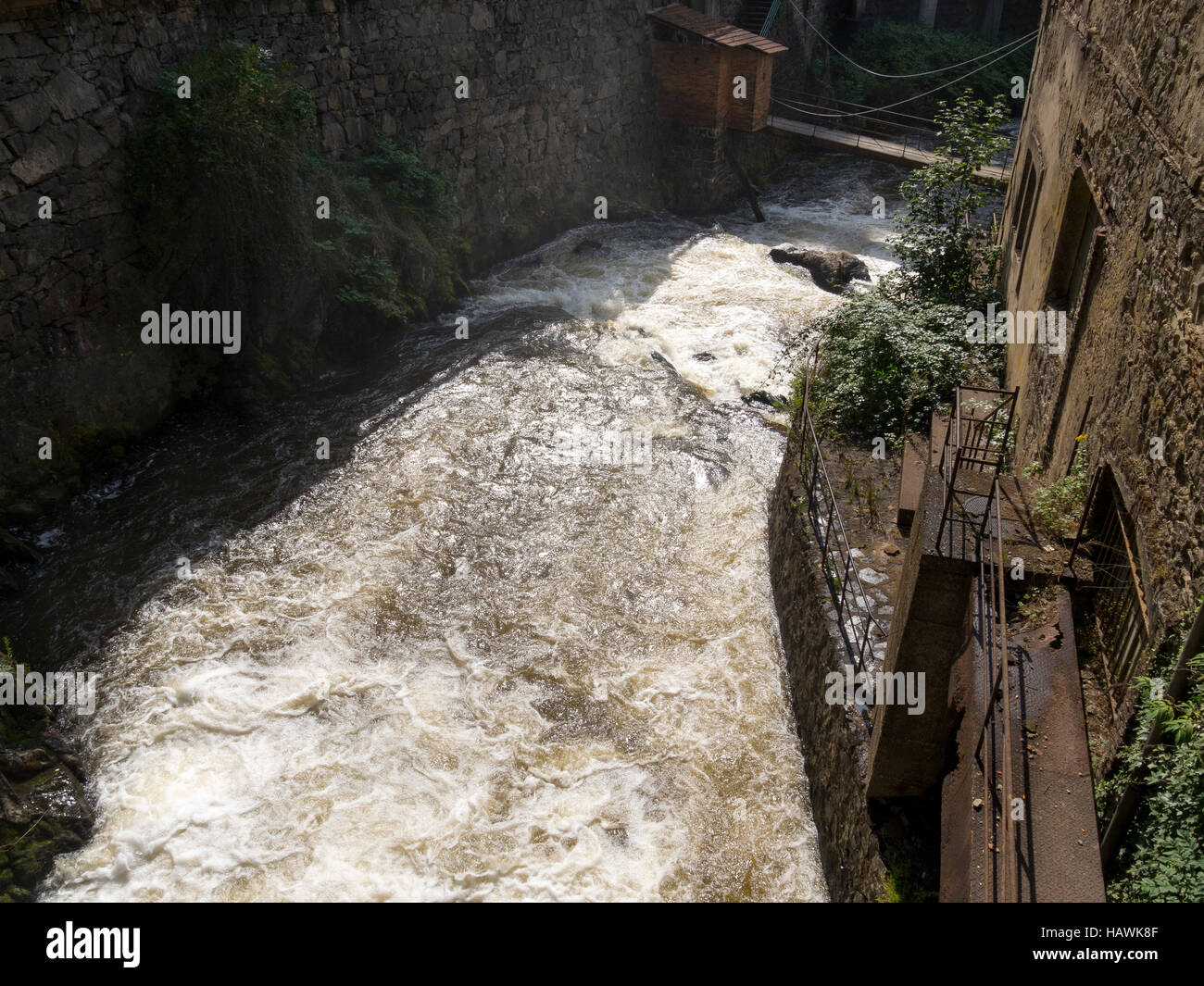 El río La Durolle, Le Creux de l'Enfer, ciudad de Thiers, Puy-de-Dôme departamento, región de Auvergne, Francia. Foto de stock