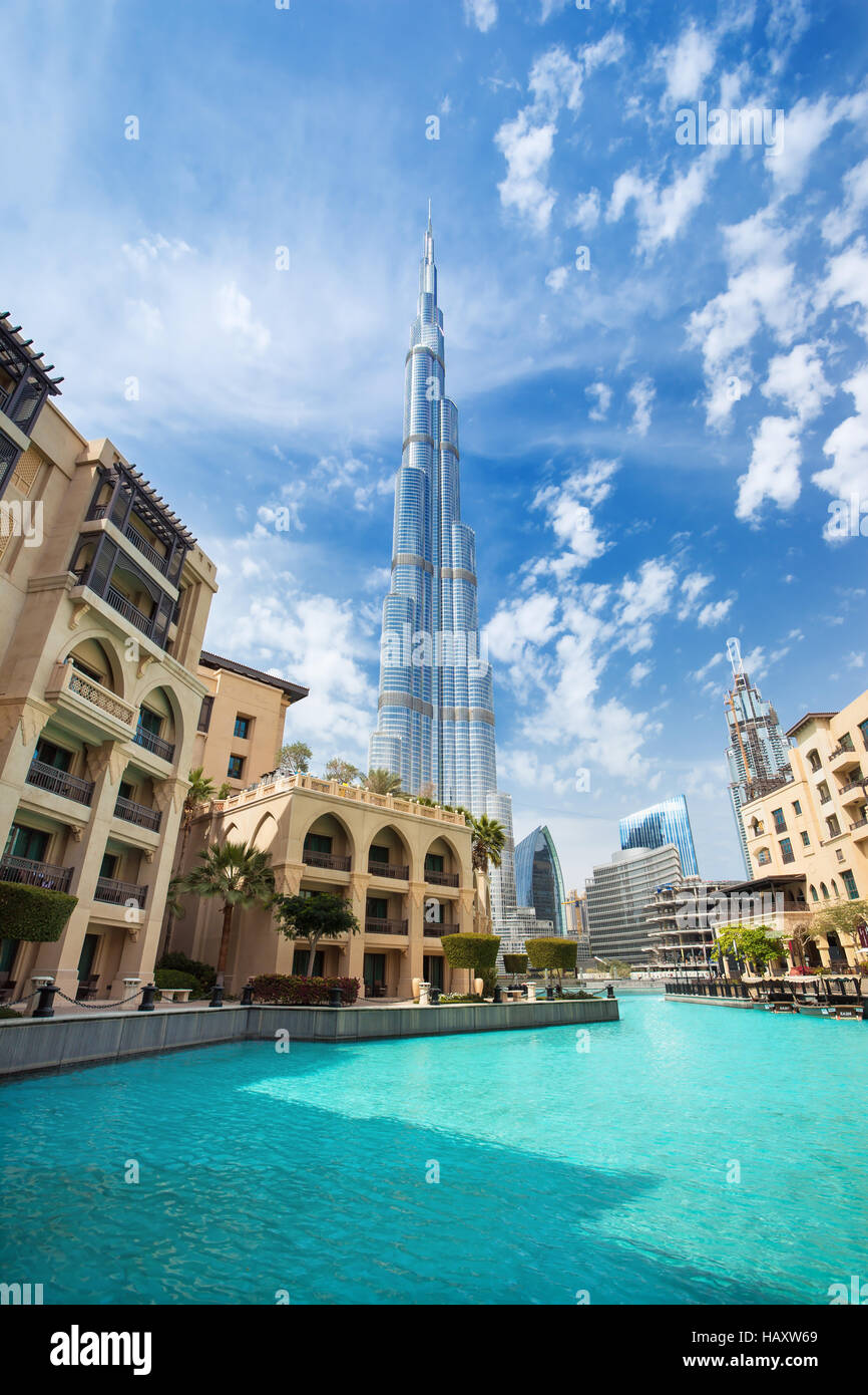 Centro financiero de Dubai, Emiratos Árabes Unidos al 29 de febrero de 2016: Ver en el Burj Khalifa (altitud 828 m) en el centro financiero de Dubai, Emiratos Árabes Unidos Foto de stock