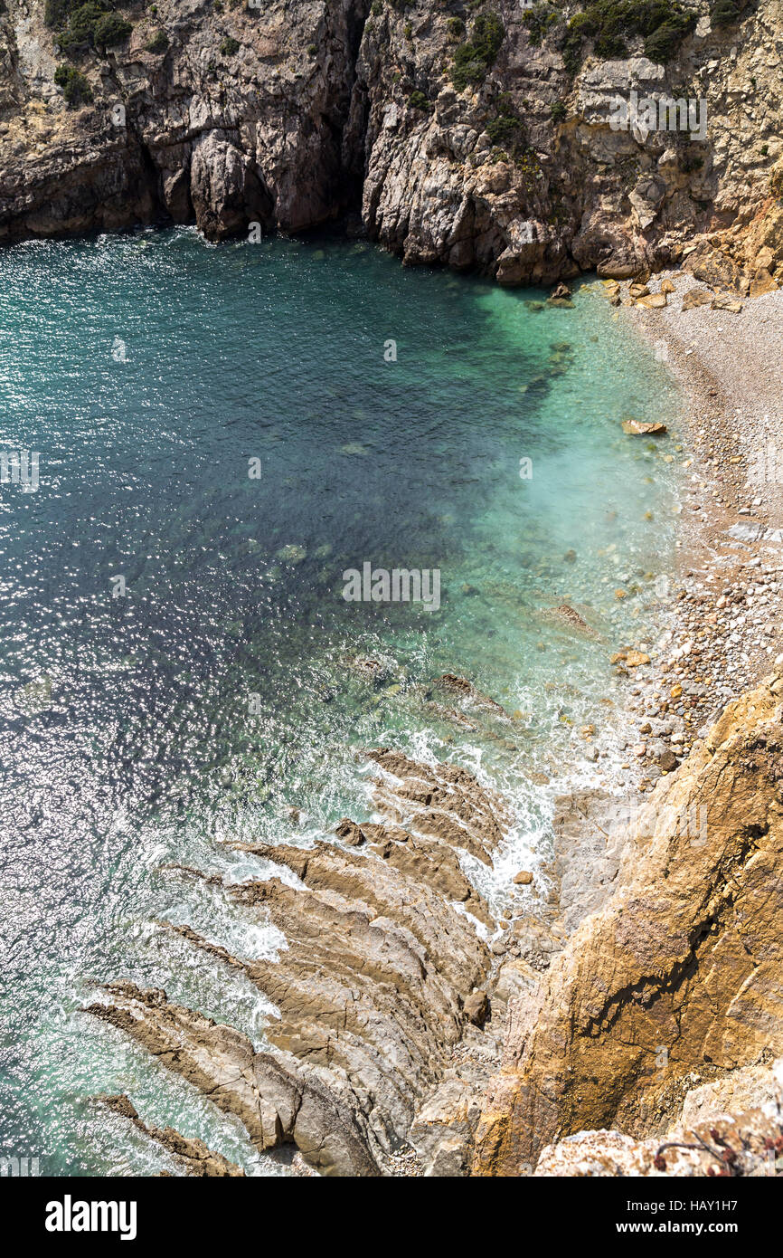 Playa aislada de rocas y acantilados, Forte do Beliche, Algarve, Portugal Foto de stock