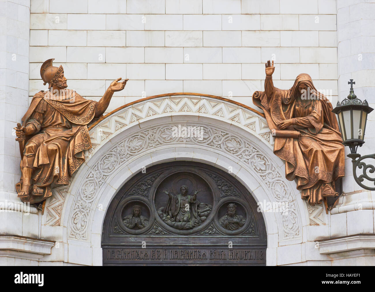 Esculturas de bronce en el exterior de la Catedral de Cristo Salvador de Moscú, Rusia Foto de stock