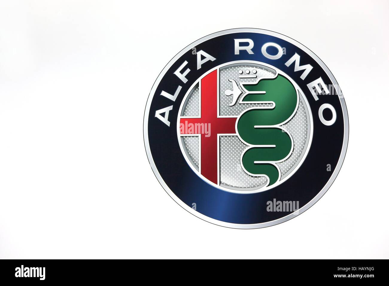 Logotipo de Alfa Romeo en una pared. Foto de stock