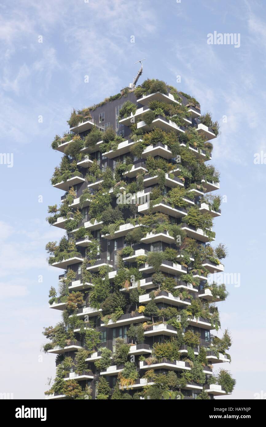 Edificio llamado bosque vertical Bosco verticale en italiano, Milan, Italia. Foto de stock