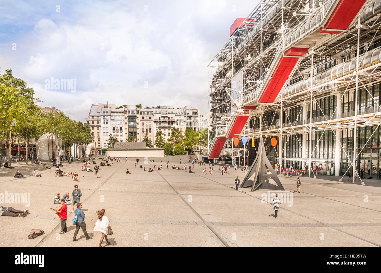 Escena en la calle en frente del centro Georges Pompidou Foto de stock