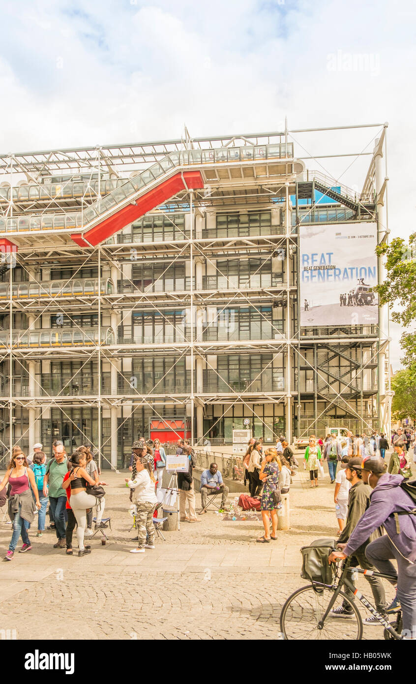 Escena en la calle en frente del centro Georges Pompidou Foto de stock