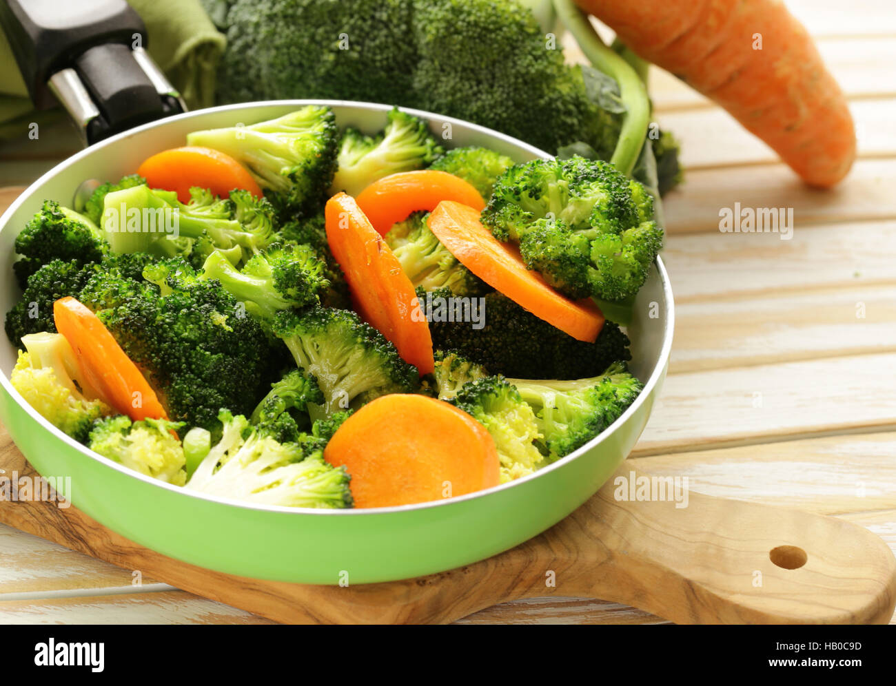 Guarnición de verdura de zanahorias y brócoli verde Foto de stock