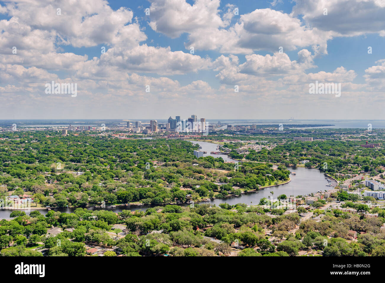 Vista aérea de Tampa, Florida, EE.UU., con el río Hillsborough que fluye hacia la bahía mostrando los muchos suburbios y barrios de la ciudad. Foto de stock