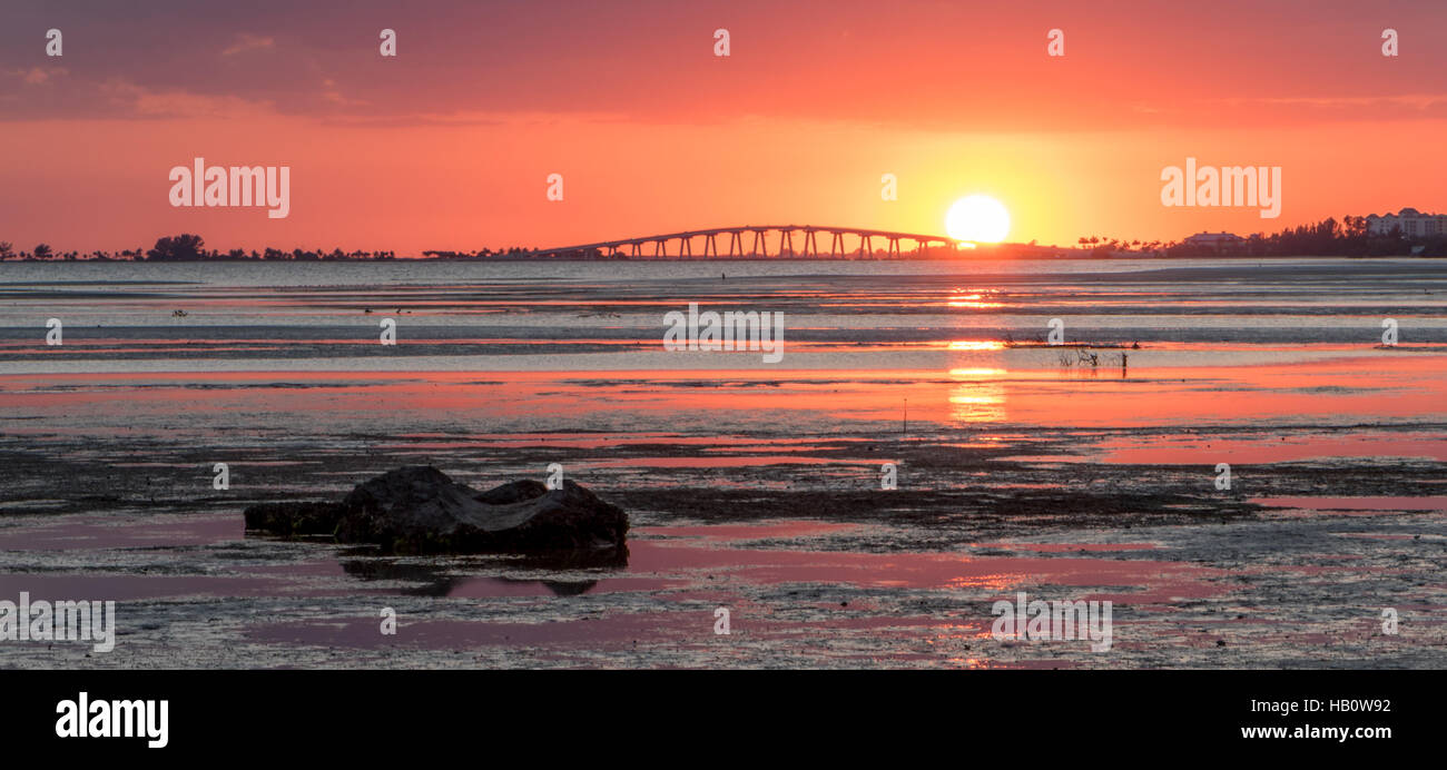 Sunset, San Carlos Bay, Bunche Beach preservar, Florida Foto de stock