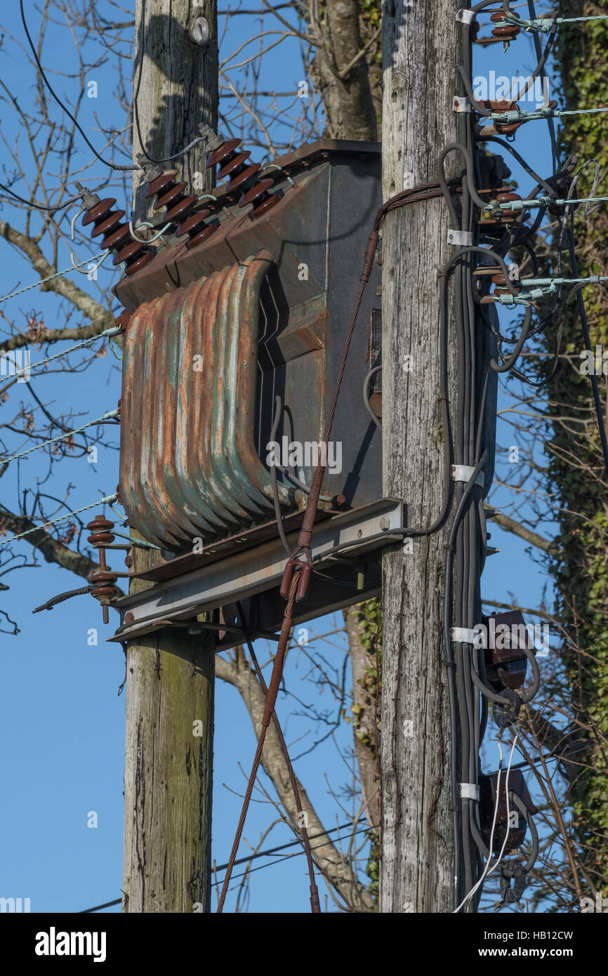 Transformador eléctrico de distribución de energía en zonas rurales  Fotografía de stock - Alamy