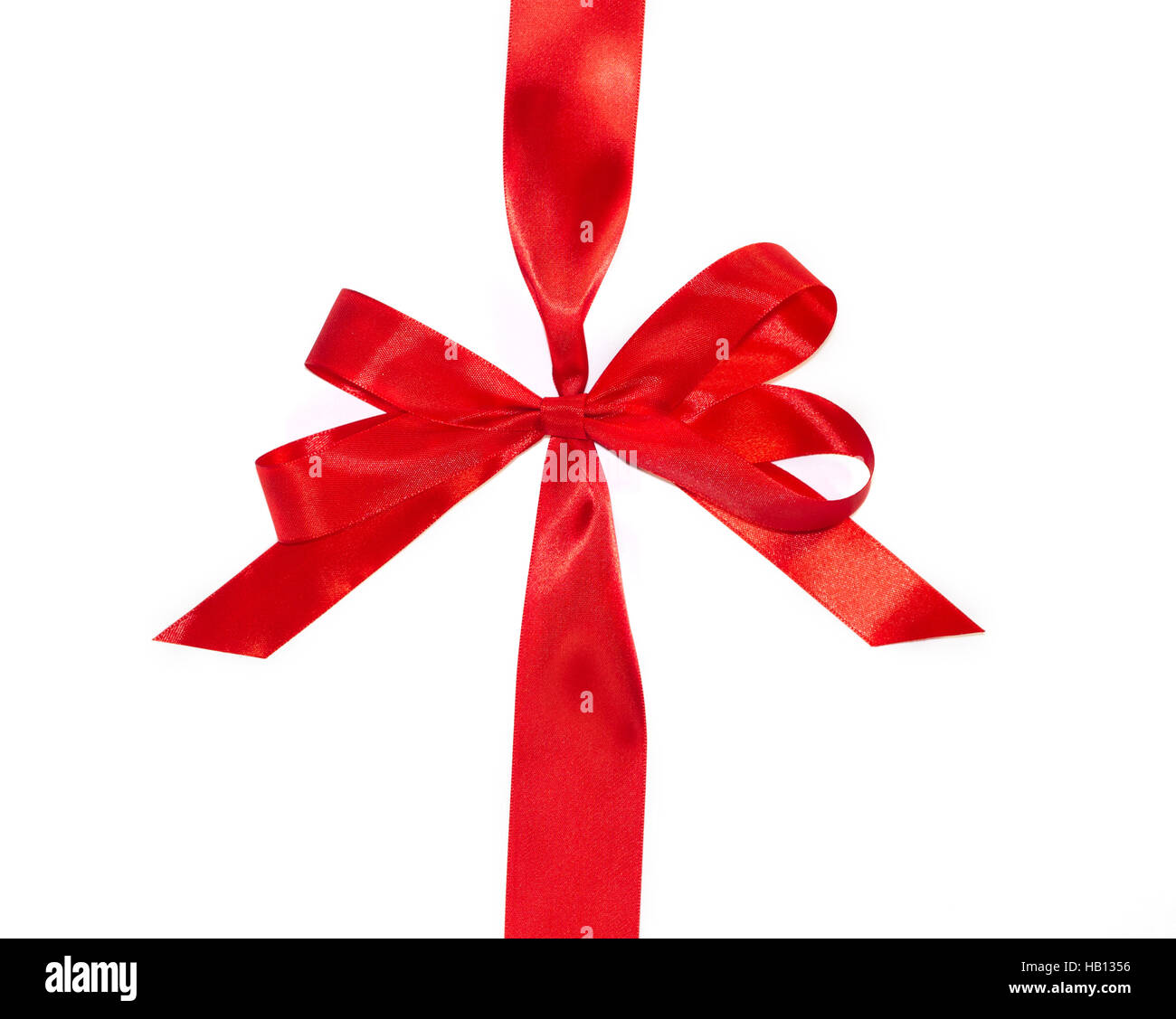 Cintas de regalo roja vertical y lujoso arco aislado sobre fondo blanco. Foto de stock