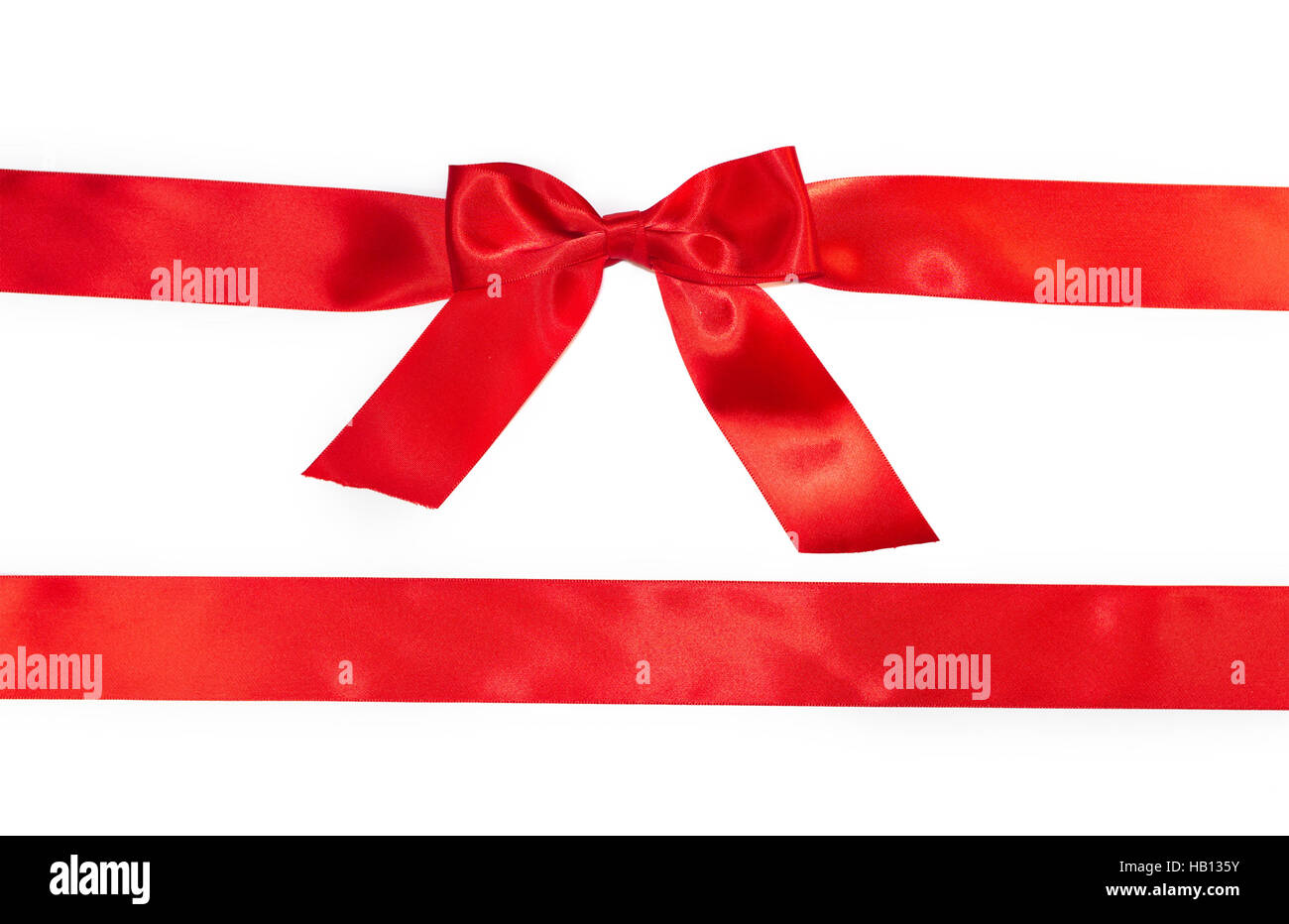 Horizontal rojo cintas de regalo y lujoso arco aislado sobre fondo blanco. Foto de stock