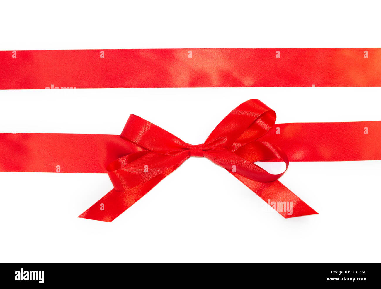 Horizontal rojo cintas de regalo y lujoso arco aislado sobre fondo blanco. Foto de stock
